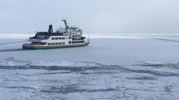 Ilustrasi perjalanan kapal pesiar dalam tur es apung atau Shiretoko & Abashiri Drift Ice dari Sapporo, Hokkaido, Jepang.