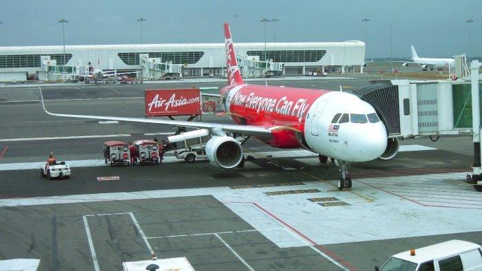 Ilustrasi pesawat Air Asia Berhad Malaysia + Air Asia Indonesia rute Padang-Jakarta.