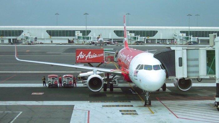 Ilustrasi pesawat Air Asia Berhad Malaysia rute Padang-Jakarta.