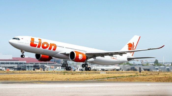 Ilustrasi pesawat Lion Air take-off di bandara.