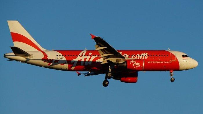 Ilustrasi pesawat Super Air Jet + Air Asia Indonesia rute Padang-Jakarta.