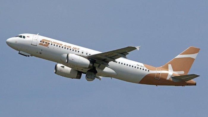 Ilustrasi pesawat Super Air Jet yang sedang mengudara. Maskapai ini menawarkan tiket pesawat murah Bali-Surabaya untuk mudik Lebaran 2025.