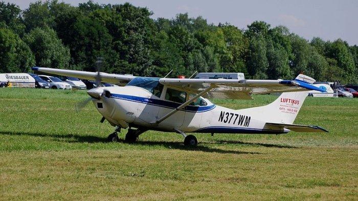 Ilustrasi pesawat ringan Cessna 182L. Pilot Frederick Valentich melaporkan kepada pengontrol lalu lintas udara bahwa ia melihat pesawat aneh mirip UFO yang mengikuti pesawatnya.