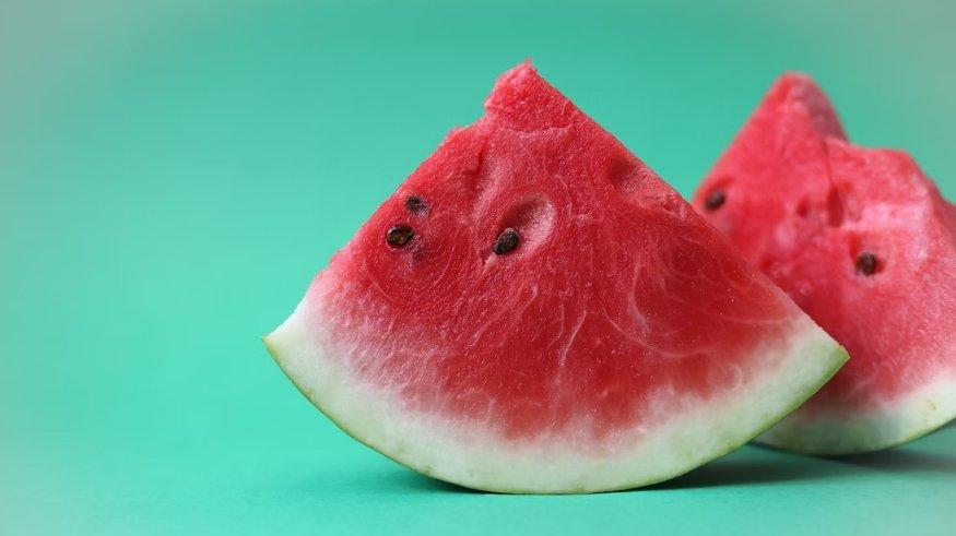 Semangka, satu makanan yang bisa kamu konsumsi sepuasnya tanpa takut berat badan naik.