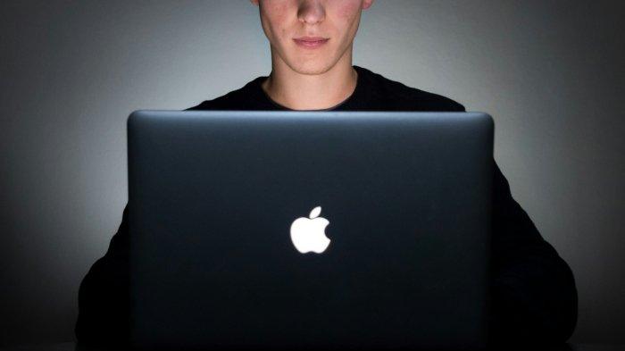 Ilustrasi pria menggunakan MacBook Apple.