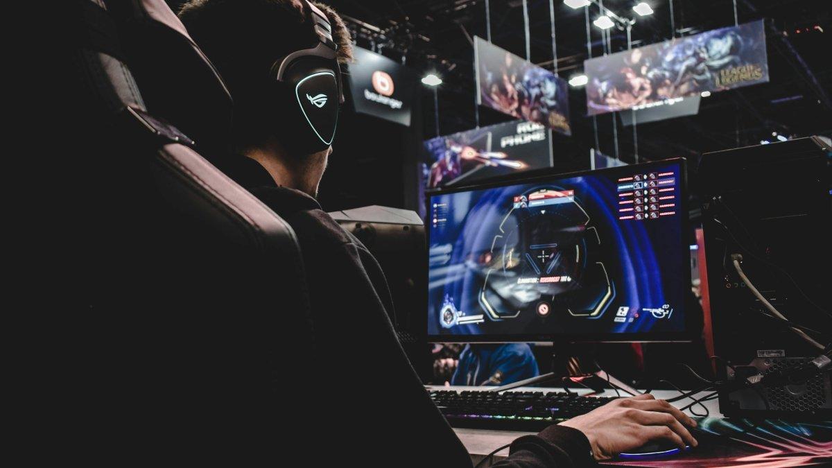 Ilustrasi pria yang sedang bermain game online.