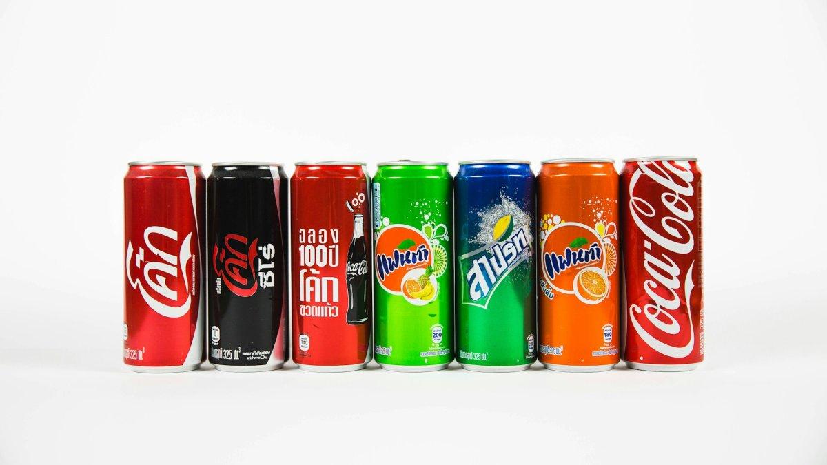 Ilustrasi produk minuman bersoda yang populer di dunia