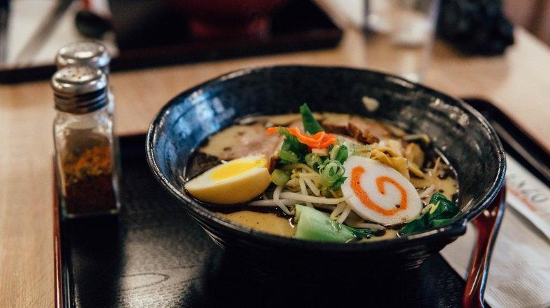 Ilustrasi ramen khas Jepang.