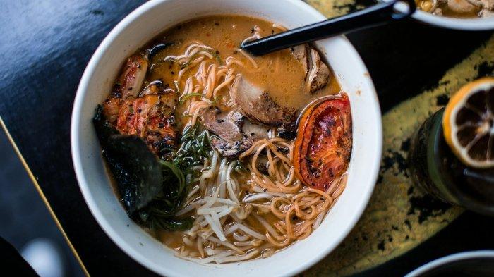 Ilustrasi ramen khas Jepang.