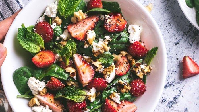 Salad sayur dan buah bisa dicoba buat kamu yang berniat menurunkan berat badan selama Ramadan.