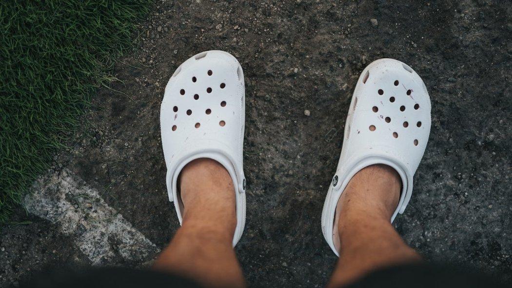Ilustrasi sandal Crocs.