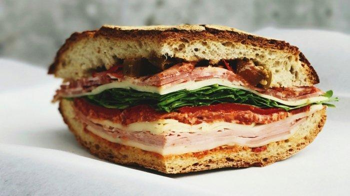 Ilustrasi sandwich di atas kertas.