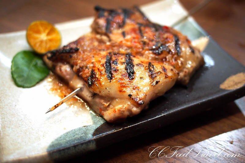 Ilustrasi satu menu robatayaki di izakaya Osaka Jepang