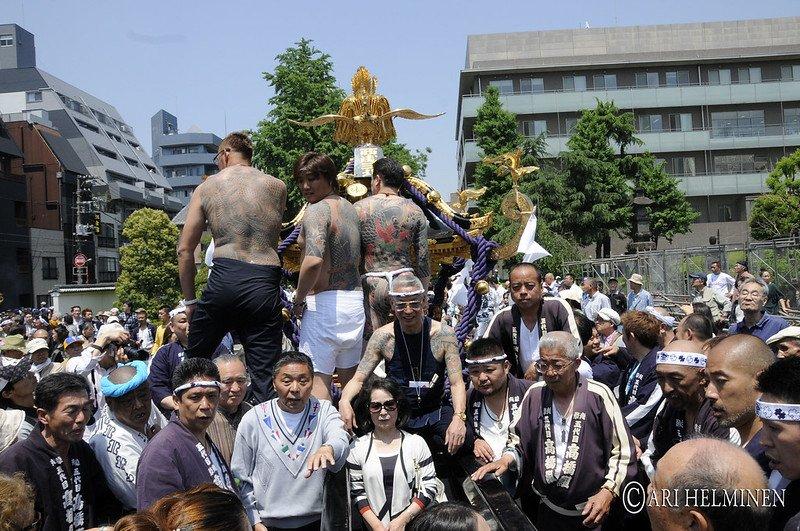 Ilustrasi sekelompok yakuza yang sedang mengikuti festival di Jepang