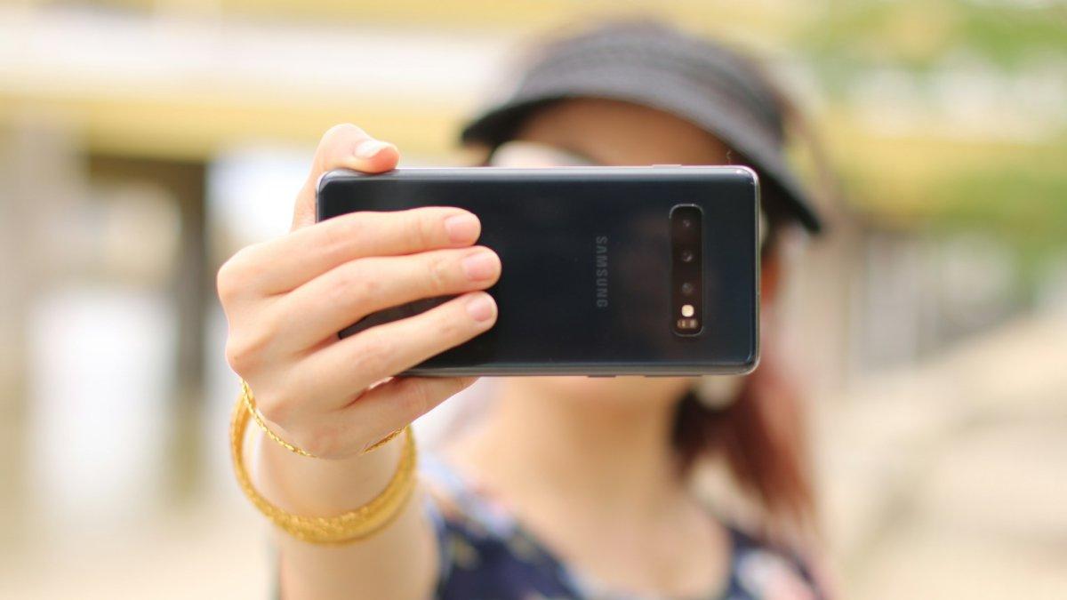 Ilustrasi selfie saat liburan.