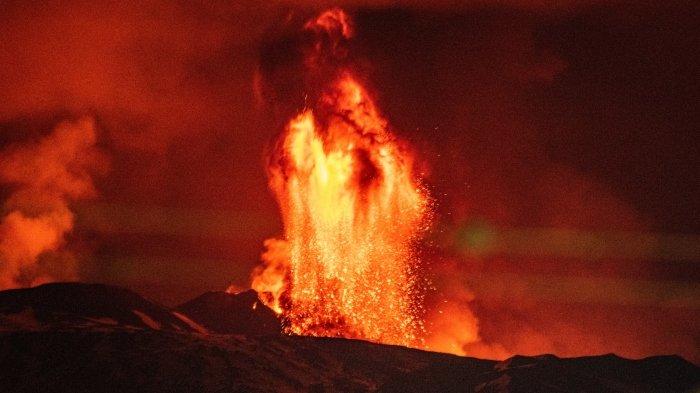 Ilustrasi semburan lava gunung berapi yang meletus di Islandia. Video viral di medsos, penumpang merekam momen mengerikan letusan gunung berapi dari pesawat, yang lavanya menyembur ke langit.