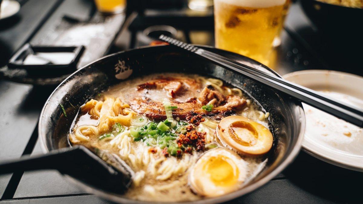Ilustrasi seporsi ramen enak di Jepang