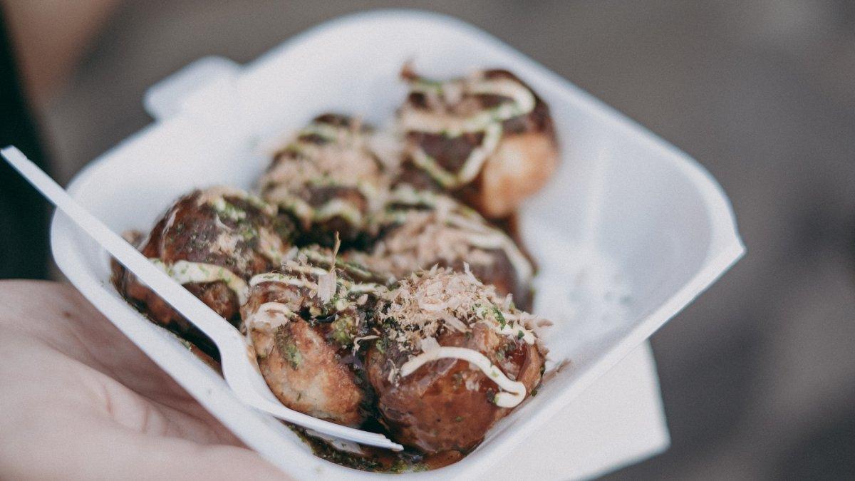 Ilustrasi seporsi takoyaki enak di Osaka Jepang.