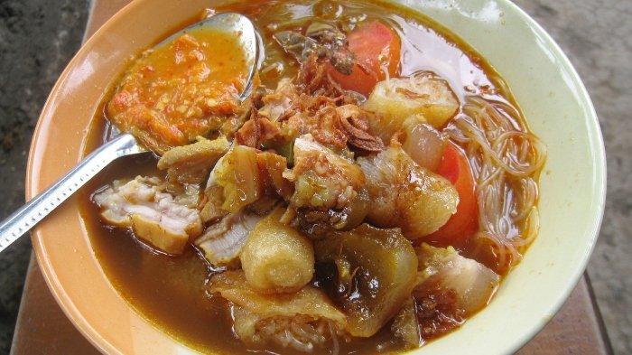 Ilustrasi soto mi Bogor, cocok untuk menu sarapan saat liburan di Jawa Barat.