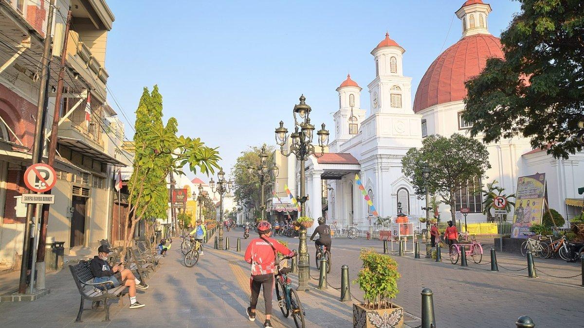 Ilustrasi suasana di Kota Lama Semarang, satu tempat wisata ikonik yang musti kamu kunjungi saat liburan ke Semarang Jawa Tengah.