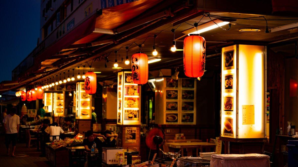 Ilustrasi suasana di izakaya Jepang