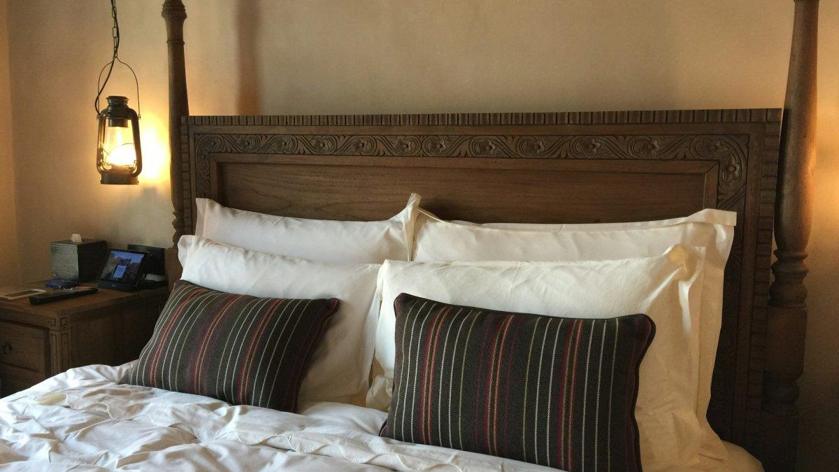 Ilustrasi suasana kamar hotel di Pagar Alam
