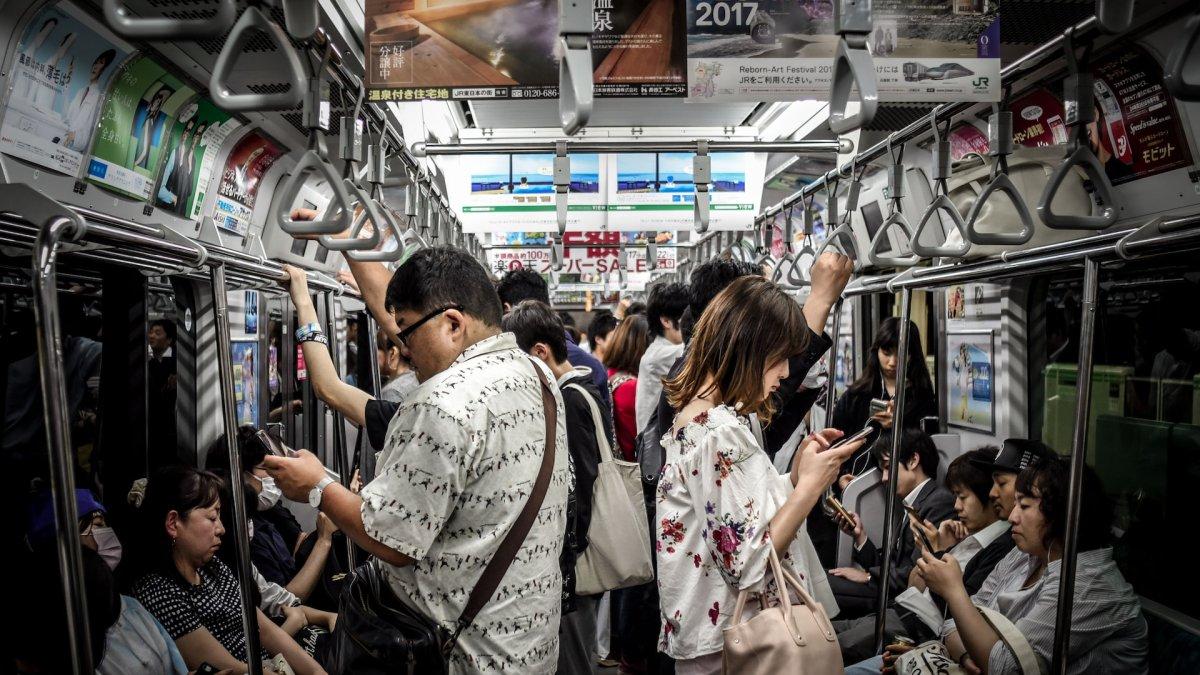 Ilustrasi suasana kereta api di Tokyo Jepang