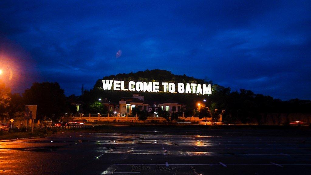 Ilustrasi suasana malam di Welcome to Batam. Itinerary Batam 3 hari 2 malam dari Jakarta