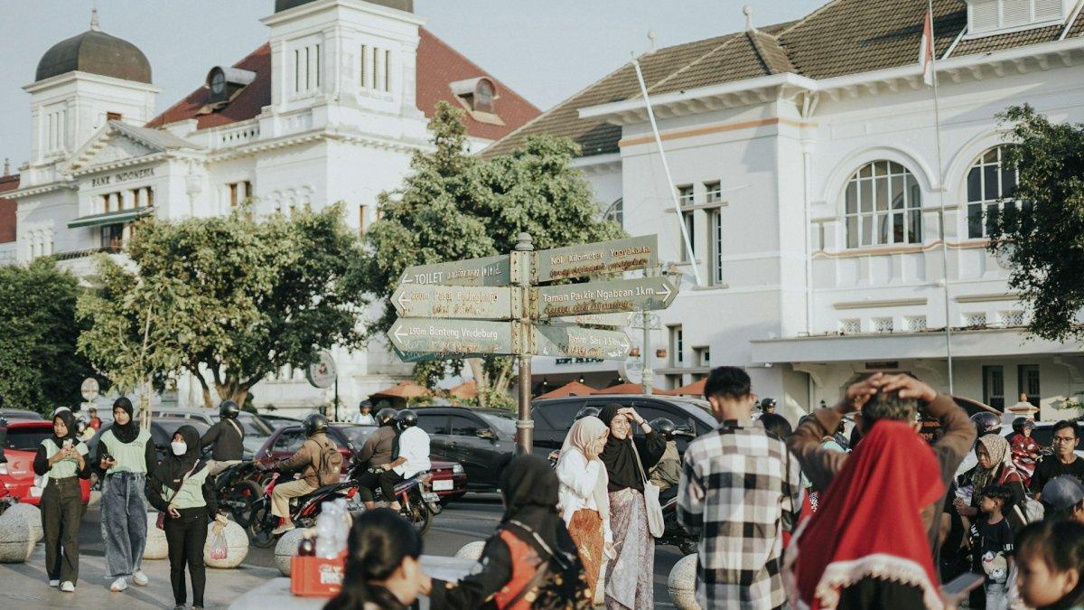 Ilustrasi suasana sore di kawasan Malioboro Jogja yang ramah dikunjungi wisatawan.