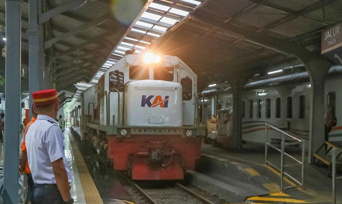 Ilustrasi suasana stasiun kereta api.