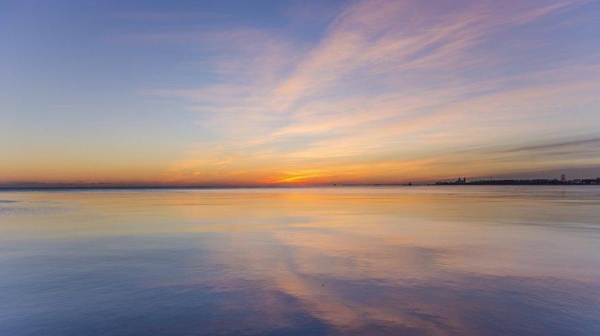 Ilustrasi sunrise di laut.