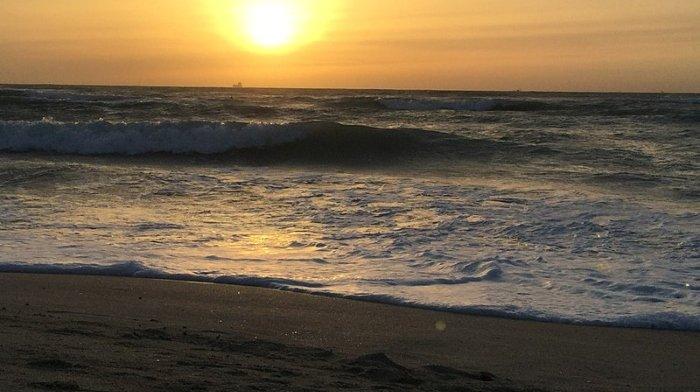 Ilustrasi sunset di pantai.