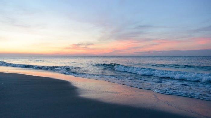 Ilustrasi sunset di pantai.