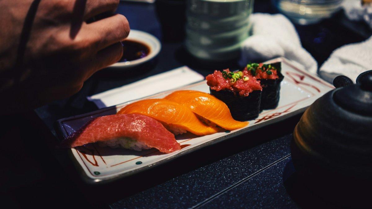 Sushi, satu makanan khas yang wajib kamu coba saat pertama kali liburan ke Jepang.