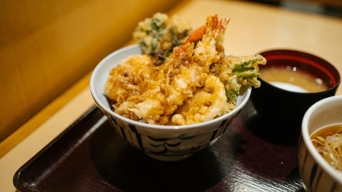 Tempura, satu makanan khas yang wajib kamu coba saat pertama kali liburan ke Jepang.