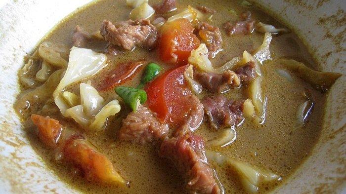 Ilustrasi tongseng kambing untuk menu makan siang enak.