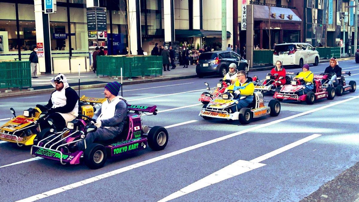 Ilustrasi turis asing yang mencoba go kart di jalanan Tokyo Jepang