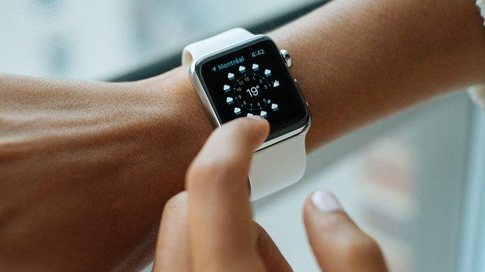 Ilustrasi wanita memakai Apple Watch. Berkat Apple Watch, wanita asal Amerika Serikat berhasil menghubungi layanan darurat 911 untuk minta tolong karena dikubur hidup-hidup oleh suaminya.