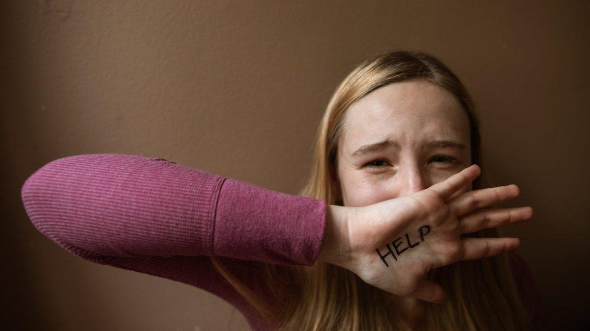 Ilustrasi wanita yang menjalani terapi untuk atas trauma