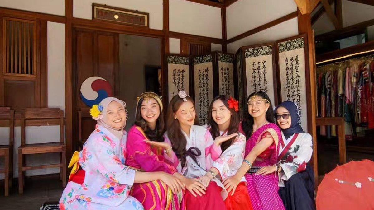 Pengunjung tengah berswafoto di The Great Asia Africa.