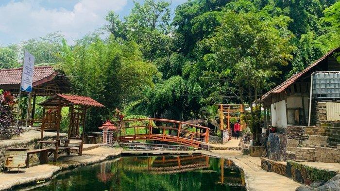 Ilustrasi wisata Umbulan Tanaka Waterfall, kabupaten Malang, Jawa Timur.