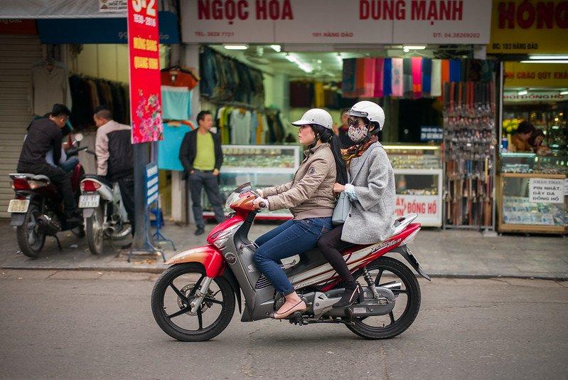 Ilustrasi berkendara naik motor.