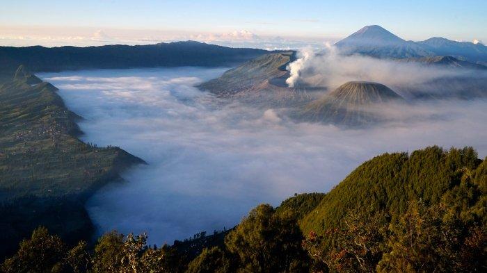 Ilustrasi wisatawan menikmati pemandangan Gunung Bromo dari Bukit Penanjakan.