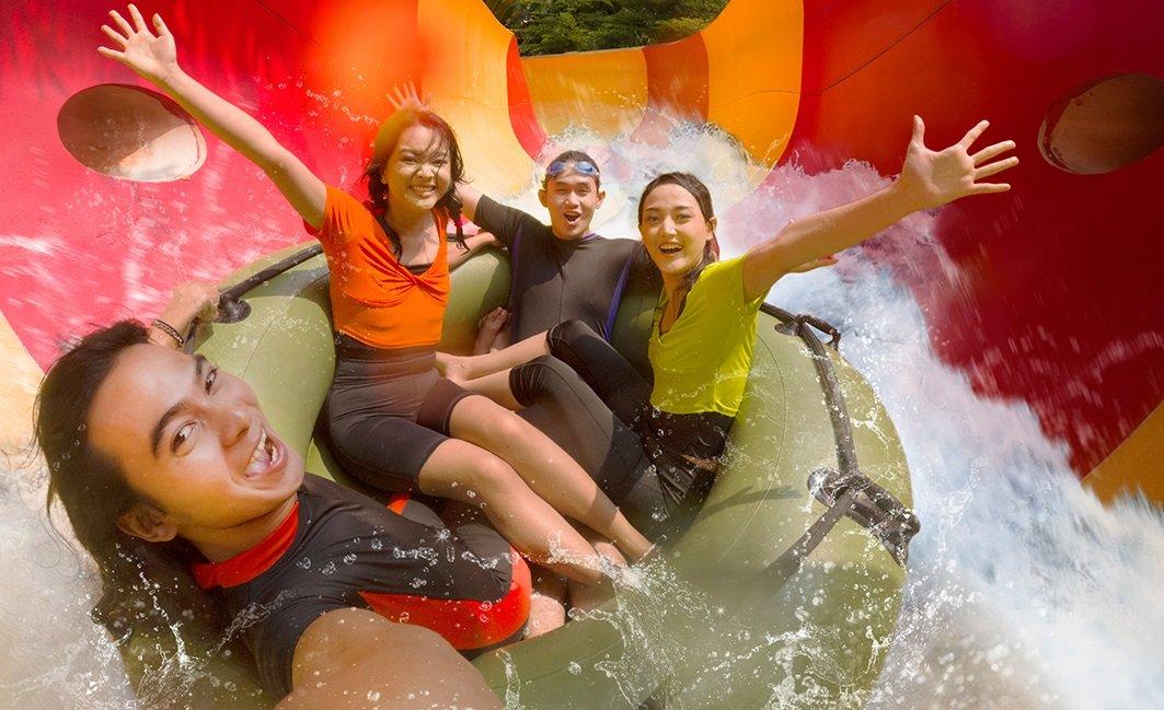 Ilustrasi wisatawan yang menikmati liburan ke Atlantis Ancol Jakarta saat Lebaran.