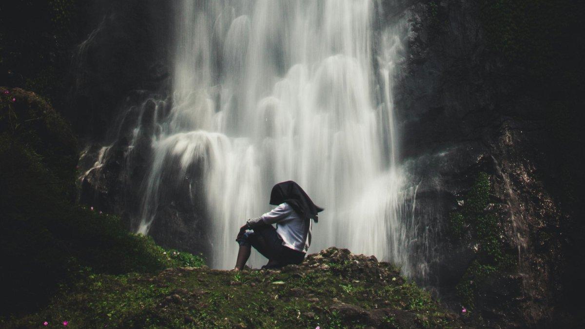 Ilustrasi wisatawan yang menikmati suasana air terjun. Air Terjun Mataru berada di Desa Legiman, Kecamatan Mataru, Kabupaten Alor, Nusa Tenggara Timur.