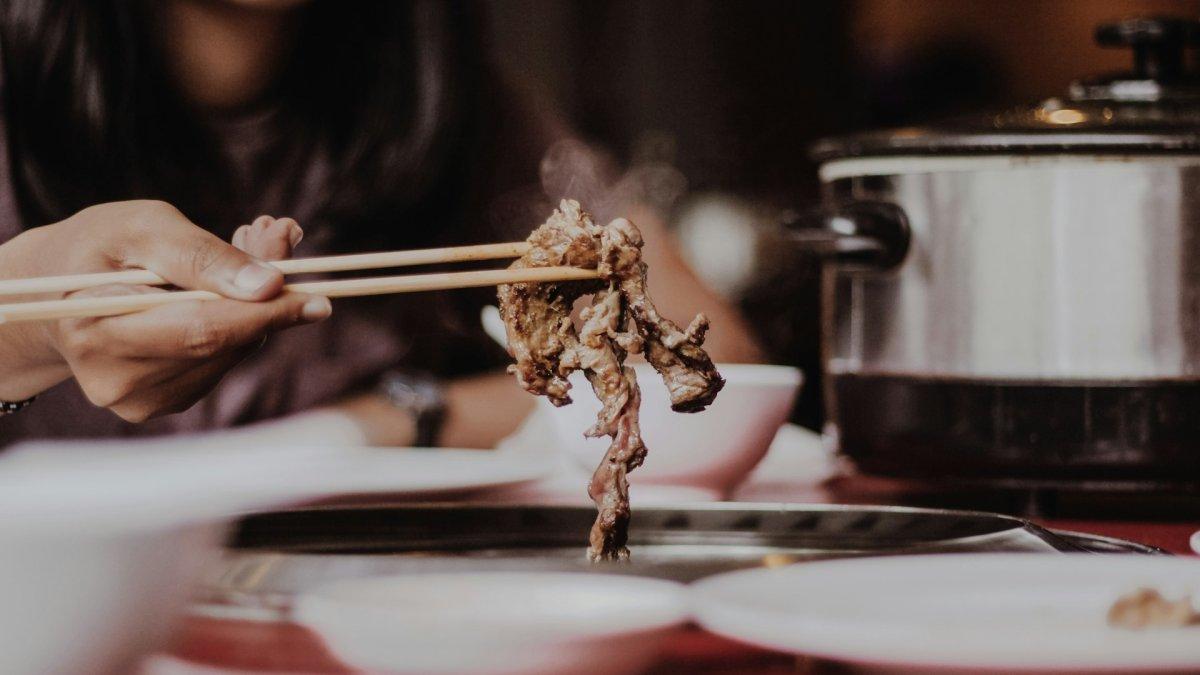 Yakiniku, satu makanan khas yang wajib kamu coba saat pertama kali liburan ke Jepang.
