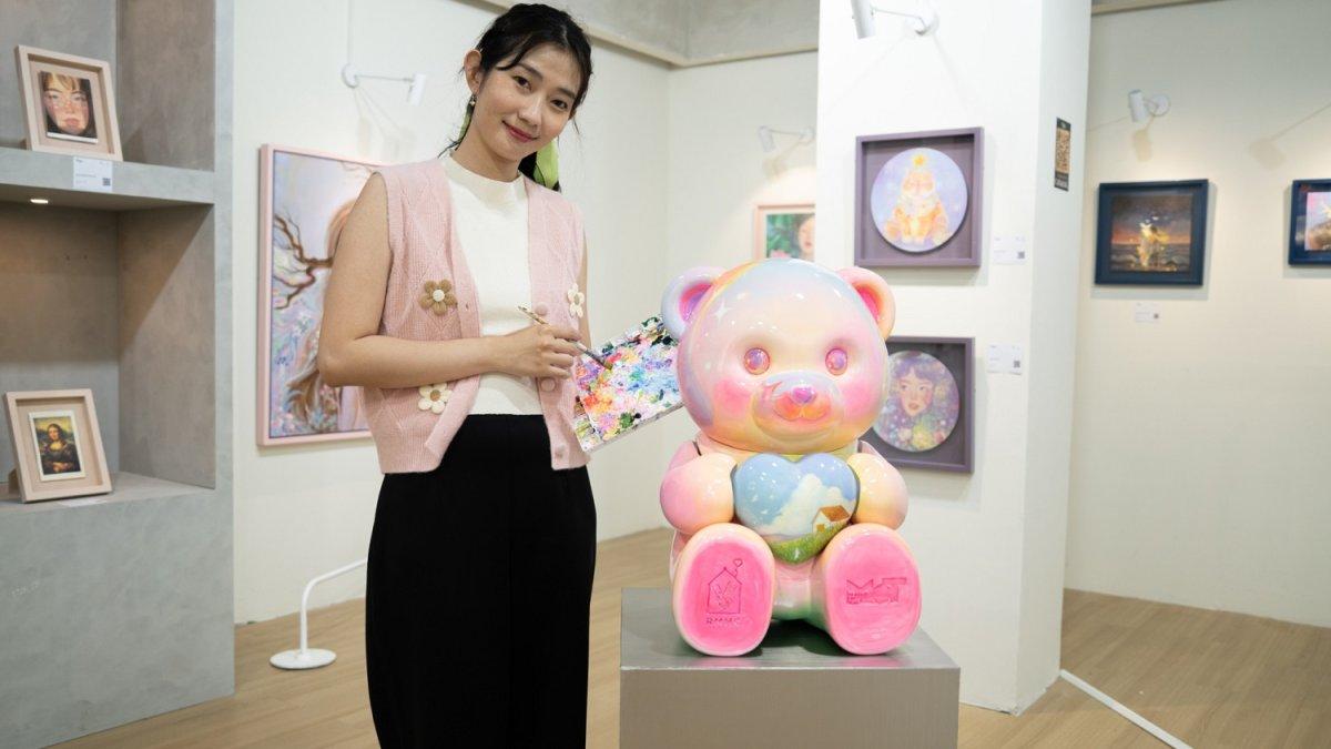 Indah Oei dengan patung boneka karyanya yang menjadi bagian dari peluncuran #Bear4Love di Art Jakarta Gardens 2025.