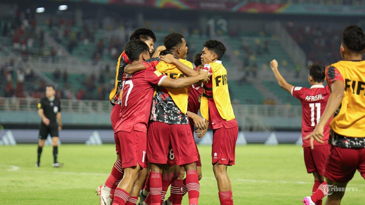 Pesepak bola Timnas Indonesia meluapkan kegembiraan setelah Arkhan Kaka berhasil menjebol gawang Panama pada penyisihan grup A Piala Dunia U-17 di Stadion Gelora Bung Tomo (GBT), Surabaya, Senin (13/11/2023). Indonesia bermain imbang melawan Panama dengan skor 1-1.