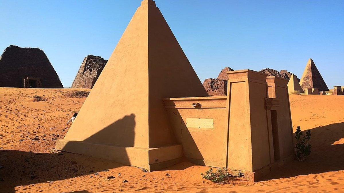 Ini adalah gambar piramida Meroe yang terletak di Bajrawiya, Sudan