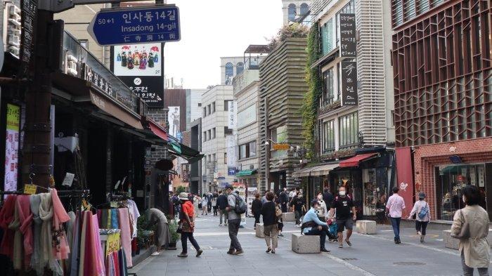 Insadong, jalan utama bagi pejalan kaki, yang dipenuhi kedai teh dan tempat makan Korea, serta toko yang menjual barang-barang tradisional untuk oleh-oleh.